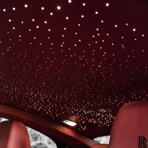 nice mmon light Rolls Royce Wraith 2019 to rent
